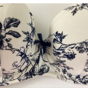 Set Of  Cacique  Balconette Bra And 3 Panties To Match